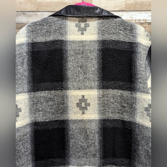Handcrafted Original Design by Donna Gray/Black Fleece/Flannel Jacket - Picture 15 of 16